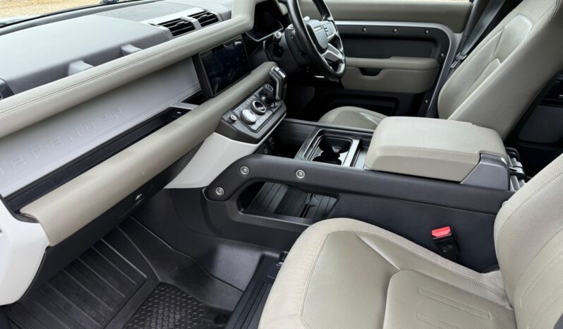 
								Land Rover Model: Defender 110 S P400 MHEV full									